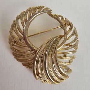 Lisner Gold tone Textured Metal Round Wreath Swirl Brooch Pin Signed
